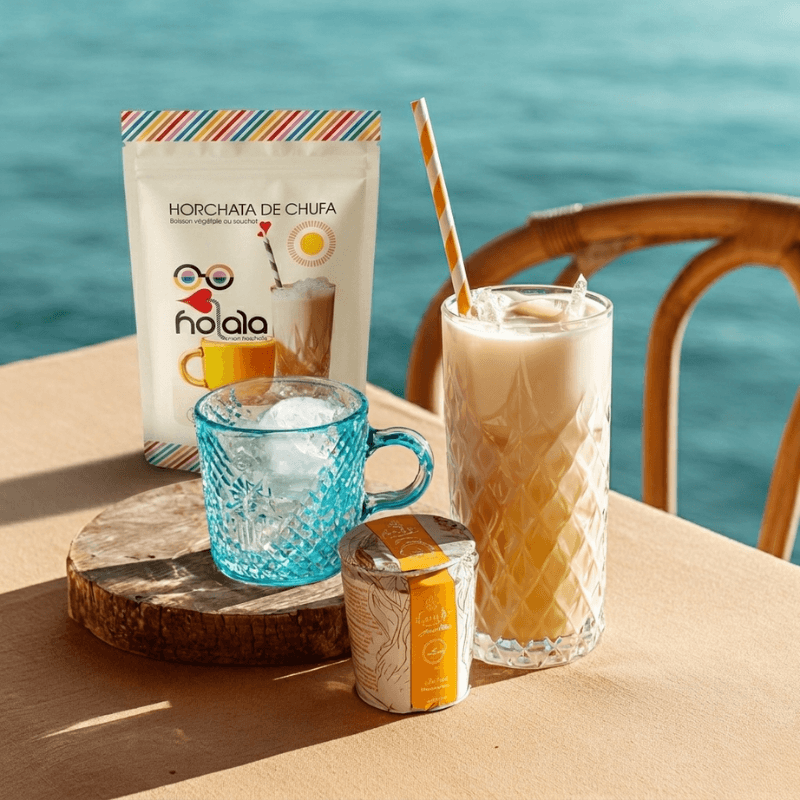 Sachet poudre horchata de chufa Holala avec verre au bord de la mer