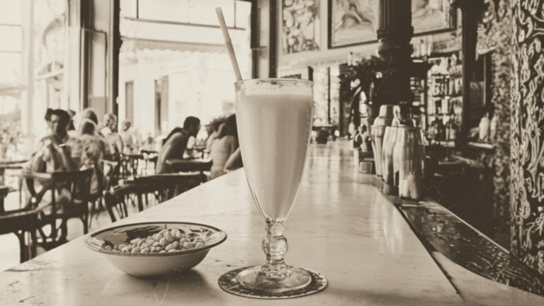 Horchata de chufa servie dans un café espagnol traditionnel