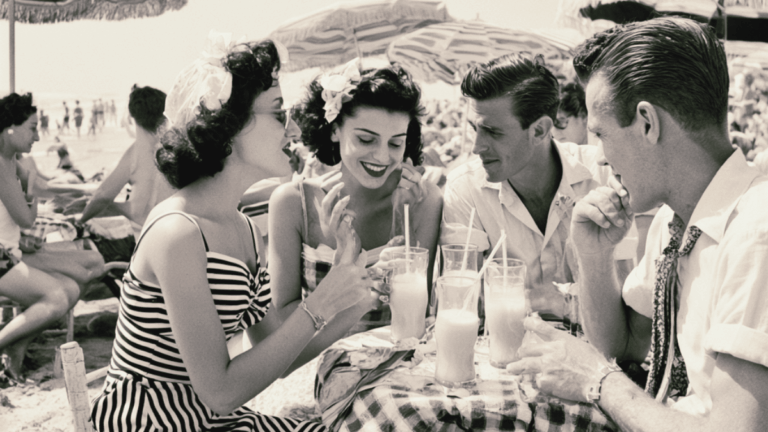 Groupe d'amis savourant une horchata de chufa à la plage