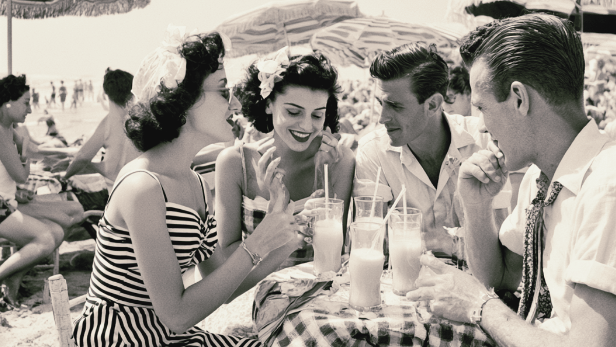 Groupe d'amis savourant une horchata de chufa à la plage